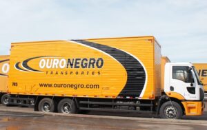 Caminhão da Ouro Negro Transportes