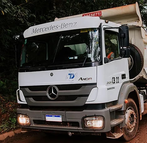 Caminhão da empresa Transportes Damacena